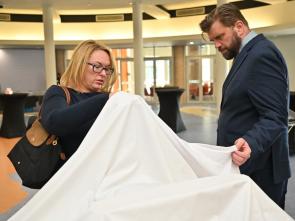Remise officielle de la maquette de la Maison de l'Afrique (Africa Hall) à la CEA par l'ambassade d'Australie