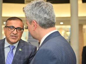 Remise officielle de la maquette de la Maison de l'Afrique (Africa Hall) à la CEA par l'ambassade d'Australie