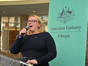 Remise officielle de la maquette de la Maison de l'Afrique (Africa Hall) à la CEA par l'ambassade d'Australie