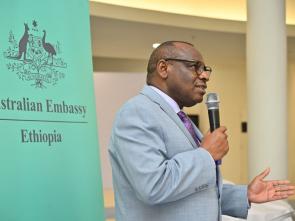 Remise officielle de la maquette de la Maison de l'Afrique (Africa Hall) à la CEA par l'ambassade d'Australie