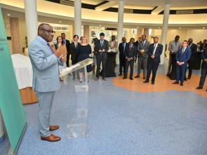 Remise officielle de la maquette de la Maison de l'Afrique (Africa Hall) à la CEA par l'ambassade d'Australie