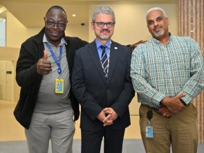Remise officielle de la maquette de la Maison de l'Afrique (Africa Hall) à la CEA par l'ambassade d'Australie