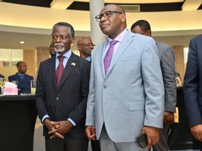 Remise officielle de la maquette de la Maison de l'Afrique (Africa Hall) à la CEA par l'ambassade d'Australie