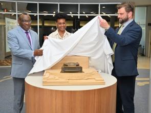 Remise officielle de la maquette de la Maison de l'Afrique (Africa Hall) à la CEA par l'ambassade d'Australie
