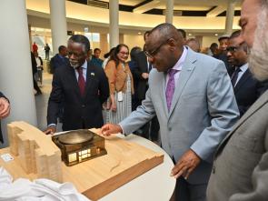 Remise officielle de la maquette de la Maison de l'Afrique (Africa Hall) à la CEA par l'ambassade d'Australie