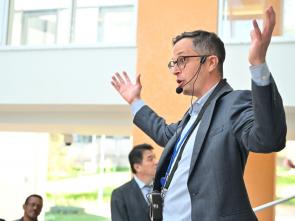 Remise officielle de la maquette de la Maison de l'Afrique (Africa Hall) à la CEA par l'ambassade d'Australie