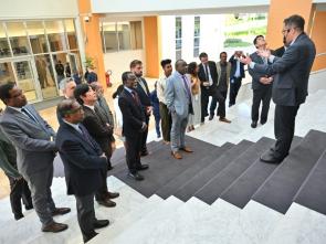 Remise officielle de la maquette de la Maison de l'Afrique (Africa Hall) à la CEA par l'ambassade d'Australie