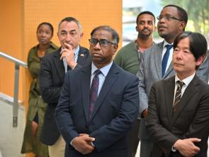 Remise officielle de la maquette de la Maison de l'Afrique (Africa Hall) à la CEA par l'ambassade d'Australie